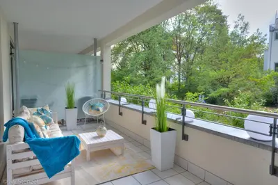 Ein Balkon oder eine Terrasse in der Unterkunft Zwei Zimmer Wohnung im Stadtzentrum mit Tiefgaragenplatz