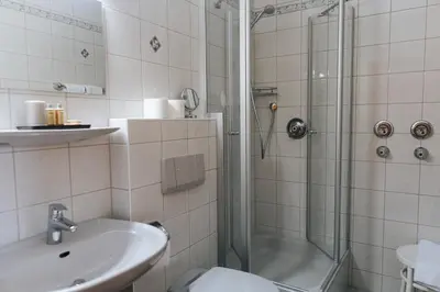 Ein Badezimmer in der Unterkunft Unertl Bräustüberl Gästehaus