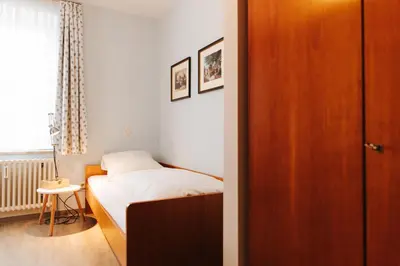 Ein Bett oder Betten in einem Zimmer der Unterkunft Unertl Bräustüberl Gästehaus