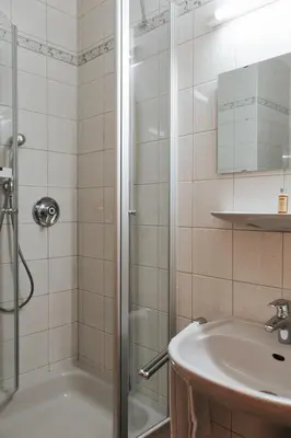 Ein Badezimmer in der Unterkunft Unertl Bräustüberl Gästehaus