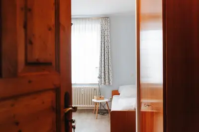 Ein Sitzbereich in der Unterkunft Unertl Bräustüberl Gästehaus