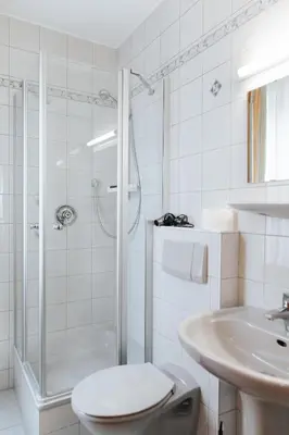 Ein Badezimmer in der Unterkunft Unertl Bräustüberl Gästehaus