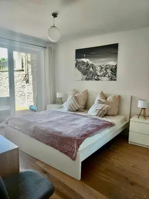 Ein Bett oder Betten in einem Zimmer der Unterkunft Zentral, ruhig & stilvoll mit Bergpanorama+ Garten