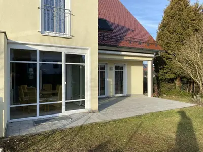 Das Gebäude in dem sich das Ferienhaus befindet