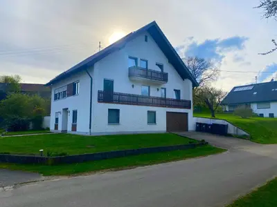 Das Gebäude in dem sich das Ferienhaus befindet