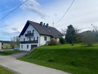 Das Gebäude in dem sich das Ferienhaus befindet