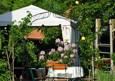 Ein Garten an der Unterkunft Beim Huber in Linden