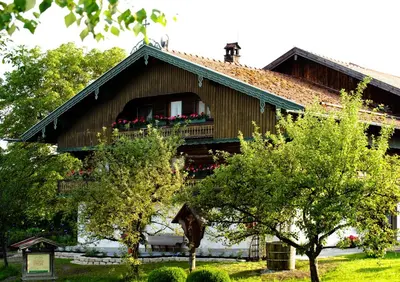 Ein Garten an der Unterkunft Beim Huber in Linden