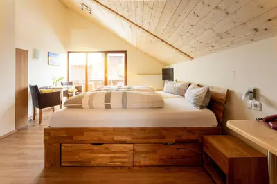 Ein Bett oder Betten in einem Zimmer der Unterkunft Kurbad und Landhaus Siass