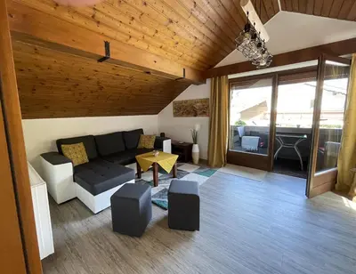 Ein Sitzbereich in der Unterkunft Ferienwohnung am Kieferbach