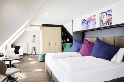 Ein Bett oder Betten in einem Zimmer der Unterkunft Design- und Kunsthotel München