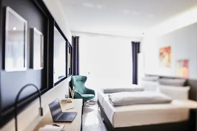 Ein Bett oder Betten in einem Zimmer der Unterkunft Design- und Kunsthotel München