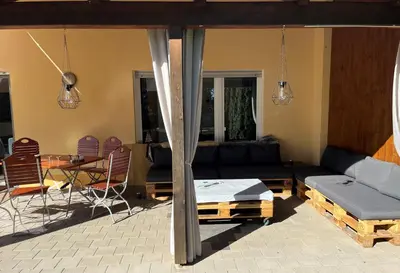 Ein Patio oder anderer Außenbereich in der Unterkunft Weidehaus Pförring