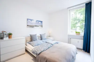Ein Bett oder Betten in einem Zimmer der Unterkunft Komplette 2 Zimmer Wohnung Zentral neben Oktoberfest