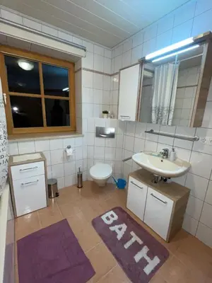 Ein Badezimmer in der Unterkunft Handwerker- Ferienwohnung nur 9 Min von Landshut entfernt