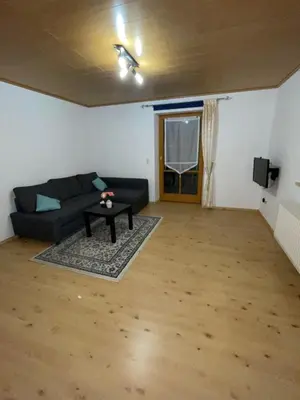 Ein Sitzbereich in der Unterkunft Handwerker- Ferienwohnung nur 9 Min von Landshut entfernt