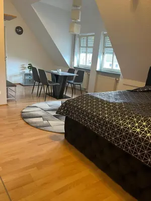 Ein Sitzbereich in der Unterkunft Zimmer zum vermieten direkt an der Donau und am Schloss
