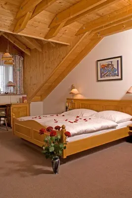 Ein Bett oder Betten in einem Zimmer der Unterkunft Hotel Zum Fischerwirt