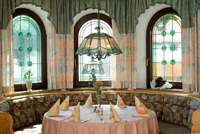 Ein Restaurant oder anderes Speiselokal in der Unterkunft Hotel Zum Fischerwirt