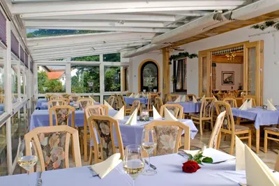 Ein Restaurant oder anderes Speiselokal in der Unterkunft Hotel Zum Fischerwirt