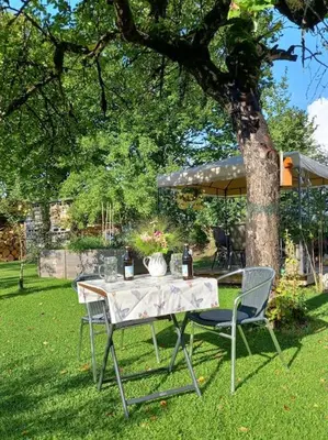 Ein Garten an der Unterkunft Apartment Moosblick zwischen Bergen und See