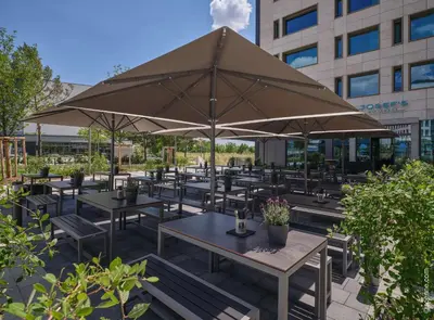 Ein Restaurant oder anderes Speiselokal in der Unterkunft Dorint Hotel München/Garching