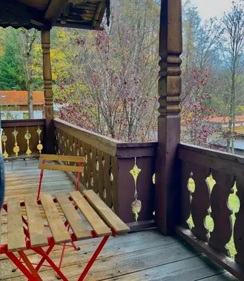 Ein Balkon oder eine Terrasse in der Unterkunft Edle Altbauwohnung trifft oberbayrisches Bergidyll
