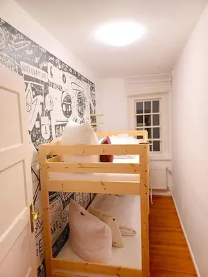 Ein Bett oder Betten in einem Zimmer der Unterkunft Edle Altbauwohnung trifft oberbayrisches Bergidyll