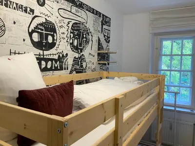 Ein Bett oder Betten in einem Zimmer der Unterkunft Edle Altbauwohnung trifft oberbayrisches Bergidyll
