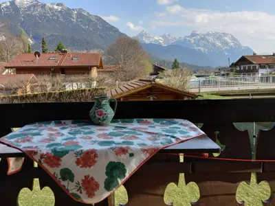 Ein allgemeiner Bergblick oder ein Berglick von der Ferienwohnung aus