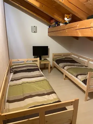 Ein Bett oder Betten in einem Zimmer der Unterkunft Dachgeschosswohnung mit traumhaftem Zugspitzblick bei Garmisch