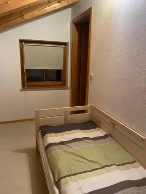 Ein Bett oder Betten in einem Zimmer der Unterkunft Dachgeschosswohnung mit traumhaftem Zugspitzblick bei Garmisch