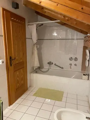 Ein Badezimmer in der Unterkunft Dachgeschosswohnung mit traumhaftem Zugspitzblick bei Garmisch