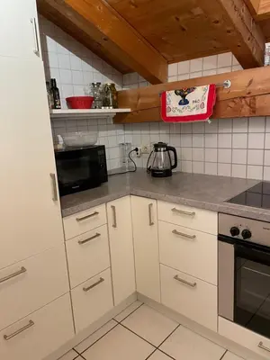 Küche/Küchenzeile in der Unterkunft Dachgeschosswohnung mit traumhaftem Zugspitzblick bei Garmisch
