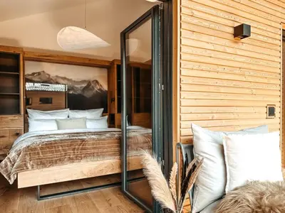 Ein Bett oder Betten in einem Zimmer der Unterkunft ZSAM Chalets mit Sauna und Hottub