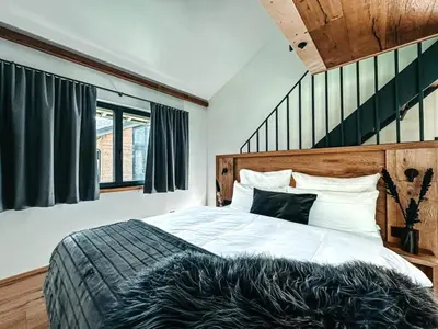 Ein Bett oder Betten in einem Zimmer der Unterkunft ZSAM Chalets mit Sauna und Hottub