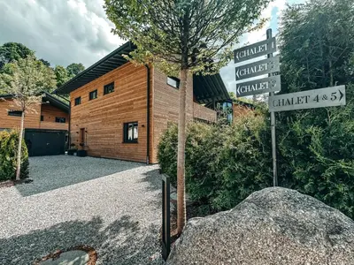 Das Gebäude in dem sich das Ferienhaus befindet