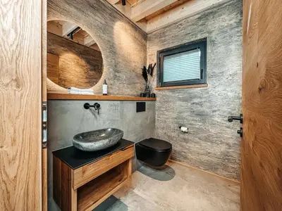 Ein Badezimmer in der Unterkunft ZSAM Chalets mit Sauna und Hottub