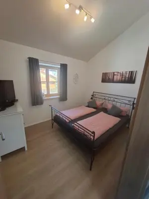 Ein Bett oder Betten in einem Zimmer der Unterkunft Ferienwohnung zum Peterbauer