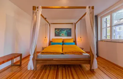 Ein Bett oder Betten in einem Zimmer der Unterkunft Mucklschlupf Ferienwohnung im Garmischer Zentrum