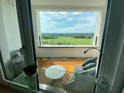 Ein Balkon oder eine Terrasse in der Unterkunft ALPEN-PANORAMA SUITE - Einzigartige Privatsuite hoch über München, 12tes OG, Alpenblick, Loggia, Whirlpool, 15 Minuten zum Zentrum, Ruhe und Erholung in der Stadt München für privat und geschäftlich Reisende