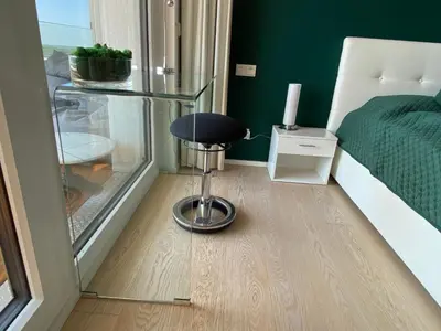 Ein Sitzbereich in der Unterkunft ALPEN-PANORAMA SUITE - Einzigartige Privatsuite hoch über München, 12tes OG, Alpenblick, Loggia, Whirlpool, 15 Minuten zum Zentrum, Ruhe und Erholung in der Stadt München für privat und geschäftlich Reisende