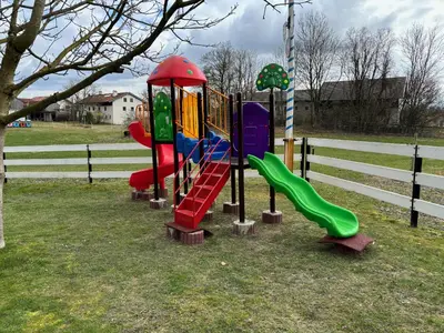 Ein Kinderspielbereich in der Unterkunft Ferienhaus Spielburg