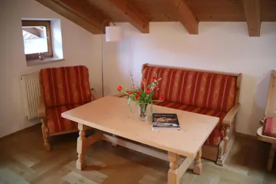 Ein Sitzbereich in der Unterkunft Ferienwohnungen Kir Royal