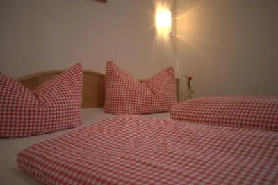 Ein Bett oder Betten in einem Zimmer der Unterkunft Ferienwohnungen Kir Royal