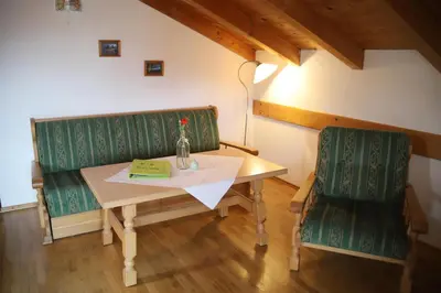 Ein Sitzbereich in der Unterkunft Ferienwohnungen Kir Royal