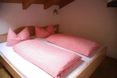 Ein Bett oder Betten in einem Zimmer der Unterkunft Ferienwohnungen Kir Royal