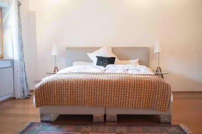 Ein Bett oder Betten in einem Zimmer der Unterkunft whole villa Munich, Alps view, Quiet and spacious