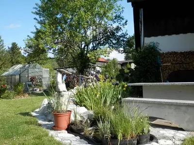 Ein Garten an der Unterkunft Ferienwohnung Heimbeck Kochel
