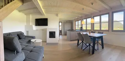 Ein Sitzbereich in der Unterkunft Ferienwohnung Atelier Simetsberg